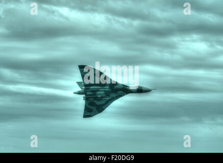 Avro Vulcan-Bomber ein Überflug auf der Airshow Dawlish ausführen als ein HDR-Bild verarbeitet. Stockfoto