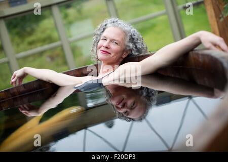 Porträt von Reife Frau Entspannung im Whirlpool bei Eco retreat Stockfoto