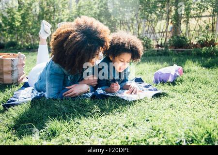 Mutter und Tochter an Fronten, nebeneinander liegende Buch zusammen Stockfoto