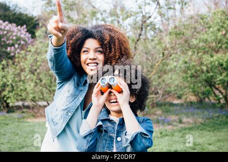 Mutter und Tochter mit dem Fernglas, nachschlagen, zeigen Stockfoto