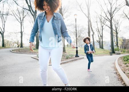 Vorderansicht von Mutter und Tochter spielen Himmel und Hölle Stockfoto