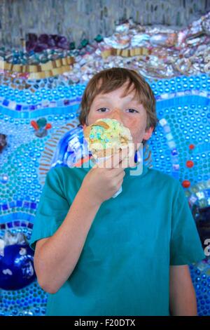 Junge, Eis essen Stockfoto