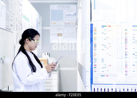 Wissenschaftlerin Blick auf digital-Tablette im Labor Stockfoto