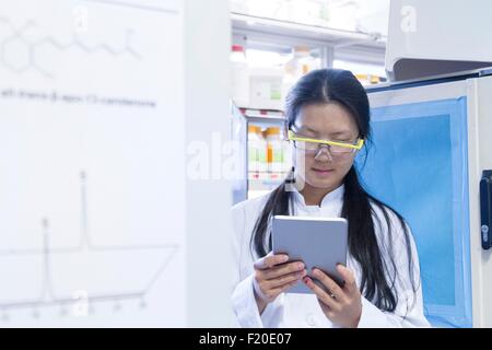 Wissenschaftlerin lesen digital-Tablette im Labor Stockfoto