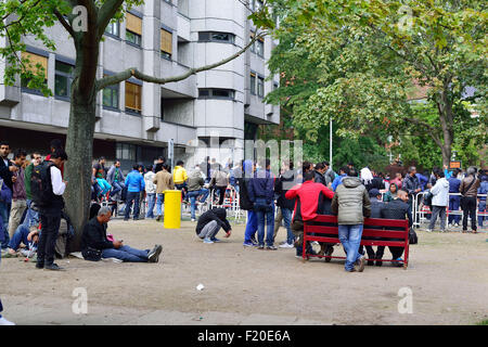 Berlin, Deutschland, 9. September. Flüchtlinge warten auf ihre Anmeldung an den Forschungsdefizite Fuer Gesundheit Und Landeserziehungsgeld (St Stockfoto