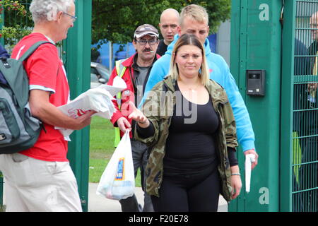 SHIREBROOK, Derbyshire, UK. 9. September 2015. Sport direkte Arbeitnehmer sind durch Mitglieder der Gewerkschaft Unite Flugblätter, sobald sie von ihrer Schicht am Hauptsitz und Lager in Shirebrook, wo das Unternehmen heute seine Hauptversammlung, des Unternehmens entstehen. Der Protest ist Teil eines nationalen Tages der Aktion, die in ganz Großbritannien außerhalb Sports Direct speichert. Bildnachweis: Deborah Vernon/Alamy Live-Nachrichten Stockfoto