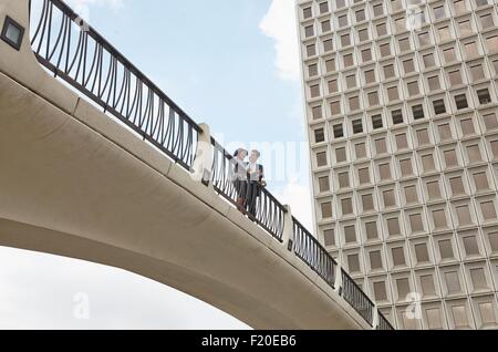 Niedrigen Winkel Ansicht des Menschen am Steg, Rathaus Ost, Los Angeles, Kalifornien, USA Stockfoto