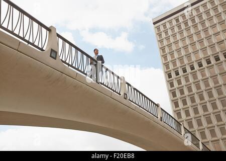 Niedrigen Winkel Sicht der Person am Steg, Rathaus Ost, Los Angeles, Kalifornien, USA Stockfoto