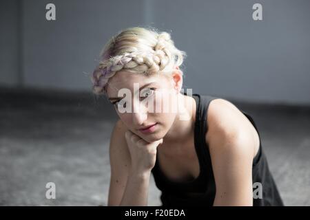 Porträt der jungen Frau mit geflochtenen Haaren Stockfoto