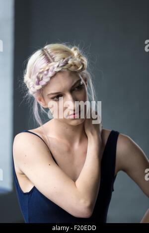 Porträt der jungen Frau mit geflochtenen Haaren Stockfoto