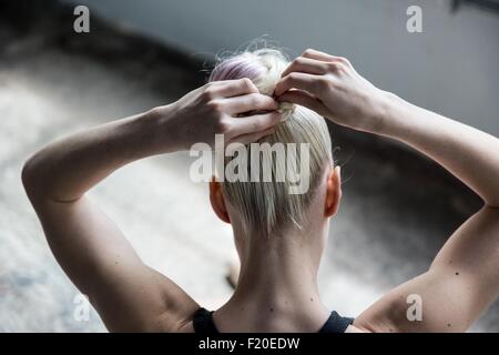 Frau Haar im Studio binden Stockfoto