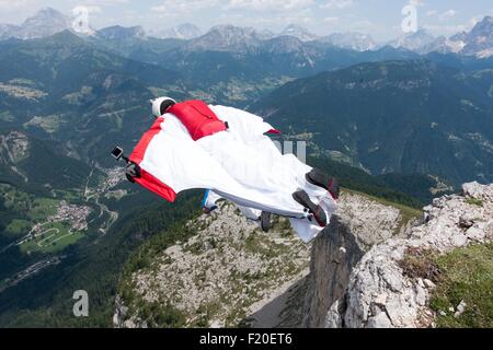 Zwei männliche BASE-Jumper aus Mountain Top, Dolomiten, Italien Stockfoto