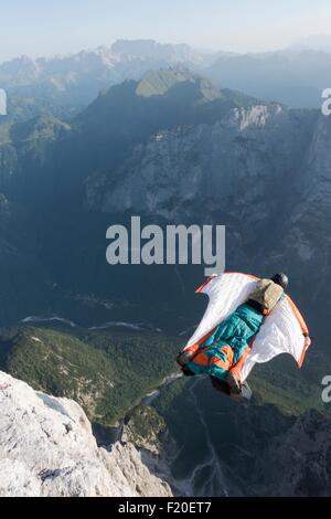 Männliche Basejumper Wingsuit fliegen aus Berg, Dolomiten, Italien Stockfoto