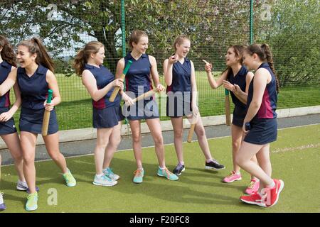Gruppe von Mädchen auf Sportplätzen mit Rounders Fledermäuse Stockfoto