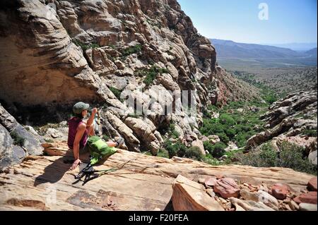 Rückansicht der Wanderer sitzen Blick auf Ansicht, First Creek, Las Vegas, Nevada, USA Stockfoto