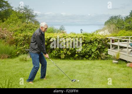 Porträt von senior woman, Golfschwung üben Stockfoto