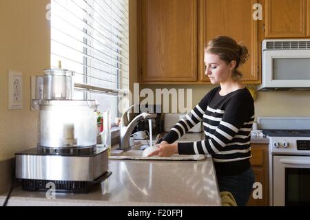 Frau in der Küche abwaschen Stockfoto