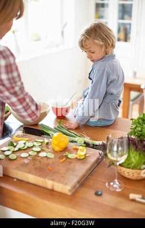 Mutter und Sohn, die Zubereitung in der Küche Stockfoto