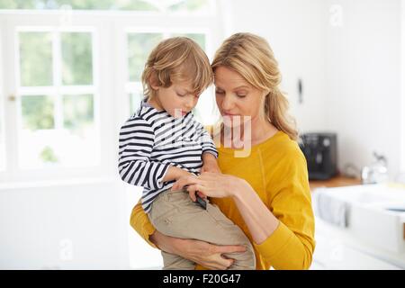 Mutter mit Sohn in der Küche Stockfoto