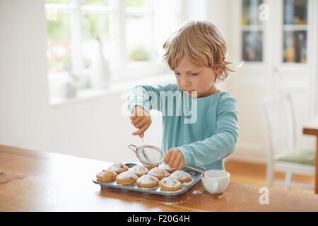 Junge Cupcakes in Küche Stockfoto
