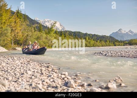 Familie mit Paddel lenken Beiboot zu Wasser, Wallgau, Bayern, Deutschland Stockfoto