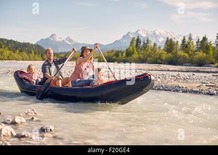 Familie mit Paddel lenken Beiboot zu Wasser, Wallgau, Bayern, Deutschland Stockfoto