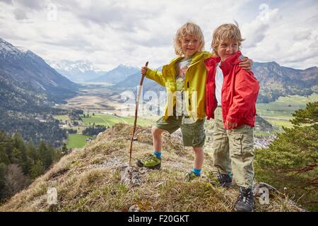 Porträt von zwei jungen, stehend auf Hügel, Garmisch-Partenkirchen, Bayern, Deutschland Stockfoto
