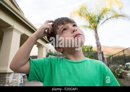 Porträt des jungen, Kopf kratzen Stockfoto