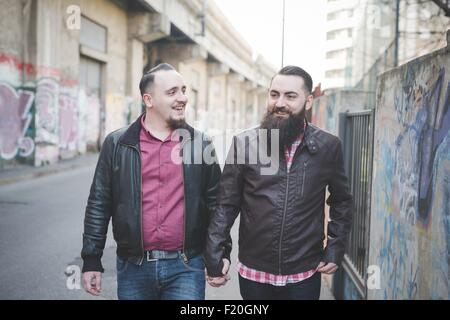 Gay paar gehen auf der Straße Stockfoto