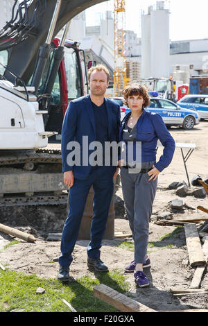 Fototermin die Berlin-Episode der ARD TV-Kriminalität zu fördern zeigen Tatort vor Ort beim Bau Blick in Hermannplatz.  Mitwirkende: Meret Becker, Mark Waschke wo: Berlin, Deutschland bei: 9. Juli 2015 Stockfoto