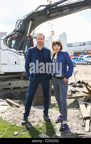 Fototermin die Berlin-Episode der ARD TV-Kriminalität zu fördern zeigen Tatort vor Ort beim Bau Blick in Hermannplatz.  Mitwirkende: Meret Becker, Mark Waschke wo: Berlin, Deutschland bei: 9. Juli 2015 Stockfoto