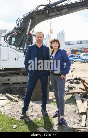 Fototermin die Berlin-Episode der ARD TV-Kriminalität zu fördern zeigen Tatort vor Ort beim Bau Blick in Hermannplatz.  Mitwirkende: Meret Becker, Mark Waschke wo: Berlin, Deutschland bei: 9. Juli 2015 Stockfoto