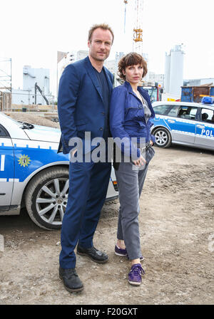 Fototermin die Berlin-Episode der ARD TV-Kriminalität zu fördern zeigen Tatort vor Ort beim Bau Blick in Hermannplatz.  Mitwirkende: Meret Becker, Mark Waschke wo: Berlin, Deutschland bei: 9. Juli 2015 Stockfoto