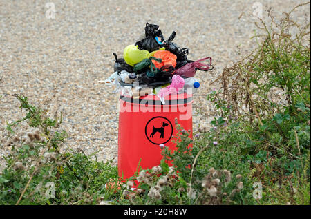 über gefüllt Hundeabfallbehälter Rote Hütte am Strand von Cley, North Norfolk, england Stockfoto