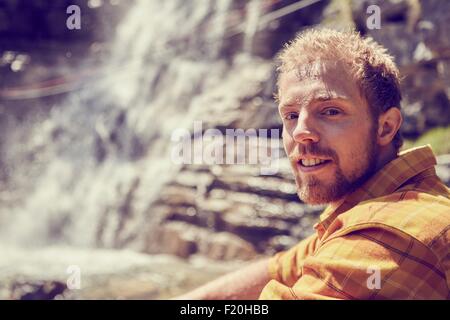 Entspannte Menschen durch den Wasserfall, Ehrwald, Tirol, Österreich Stockfoto