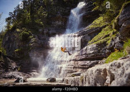 Mann Abseilen Wasserfall, Ehrwald, Tirol, Österreich Stockfoto