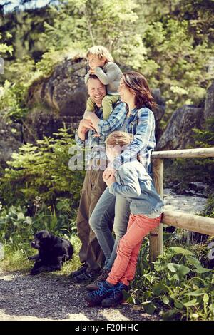 Porträt der Familie, im Wald, durch Zaun stehen Stockfoto