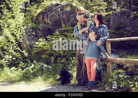 Porträt der Familie, im Wald, durch Zaun stehen Stockfoto