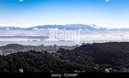 Fernblick über Rio-Niterói-Brücke und die Guanabara-Bucht, Rio De Janeiro, Brasilien Stockfoto