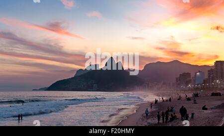 Blick auf den Strand von Ipanema und Morro Dois Irmãos in der Abenddämmerung, Rio De Janeiro, Brasilien Stockfoto