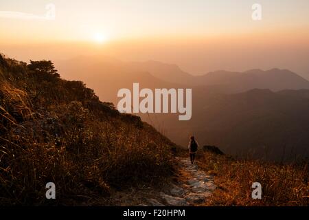 Rückansicht des Wanderer Wandern entlang auf Lantau Peak, Lantau Island, Hong Kong, China Stockfoto