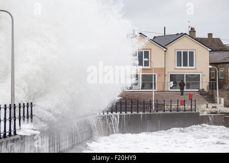 Hochwasser, Kollision mit dem Hafen Küstenschutzes in Küsten Stadt schlendern, Northumberland, England, Großbritannien Stockfoto
