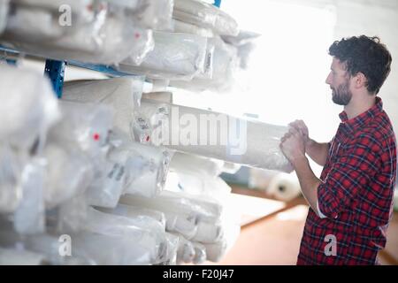 Männliche Weber Aufträge in Textile Mill Lager auswählen Stockfoto