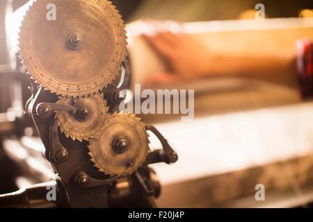 Zahnräder auf alten Webmaschine in Textilfabrik Stockfoto