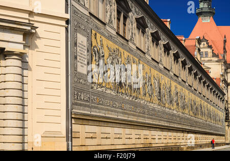 Deutschland-Sachsen-Dresden-Furstenzug oder Fürstenzug in Augustusstrasse ein Wandbild von 25.000 Fliesen Meißen, die 35 zeigt Stockfoto