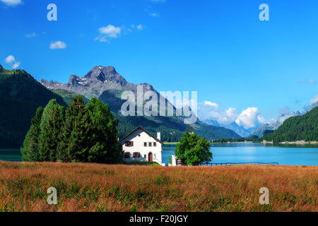 Erstaunliche sonniger Tag am Champferersee See in den Schweizer Alpen. Silvaplana-Dorf, Schweiz, Europa. Stockfoto