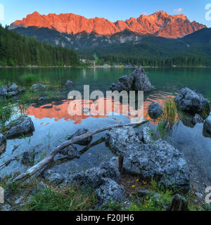 Fantastischen Sonnenuntergang am Berg See Eibsee, befindet sich in Bayern, Deutschland. Dramatische ungewöhnliche Szene. Alpen, Europa. Stockfoto