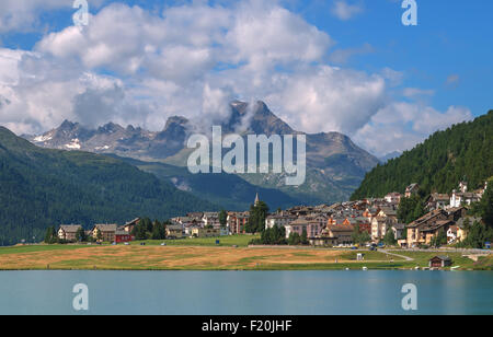 Erstaunliche sonniger Tag am Champferersee See in den Schweizer Alpen. Silvaplana-Dorf, Schweiz, Europa. Stockfoto