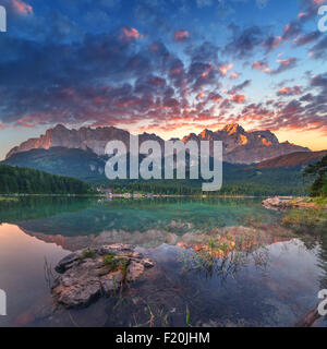 Fantastischen Sonnenuntergang am Berg See Eibsee, befindet sich in Bayern, Deutschland. Dramatische ungewöhnliche Szene. Alpen, Europa. Stockfoto