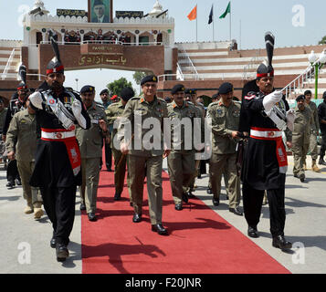 Wagah. 9. Sep, 2015. Von Pakistan Rangers am 9. September 2015 veröffentlichte Foto zeigt eine hochrangige Delegation von Pakistan Rangers für Indien auf der pakistanischen Seite der Wagah Grenze verlassen. Eine hochrangige Delegation aus Pakistan in Indien am Mittwoch an Attari Wagah gemeinsame Strassensperre im nordwestlichen Bundesstaat Punjab für Director-Ebene Gespräche zwischen Grenztruppen beider Länder überschritten, sagte lokale Medien. Bildnachweis: Xinhua/Alamy Live-Nachrichten Stockfoto